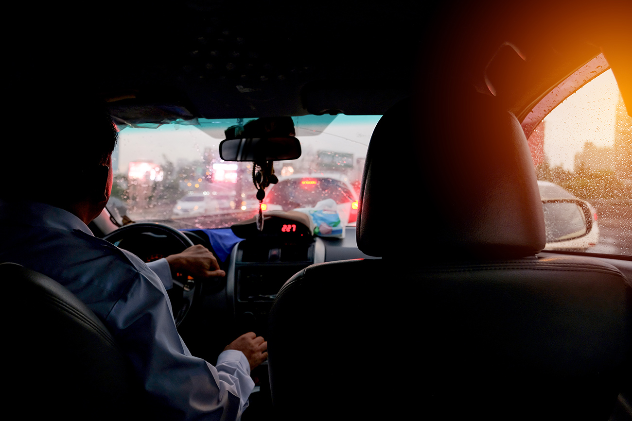 Пассажирка согрела таксиста сексом в машине